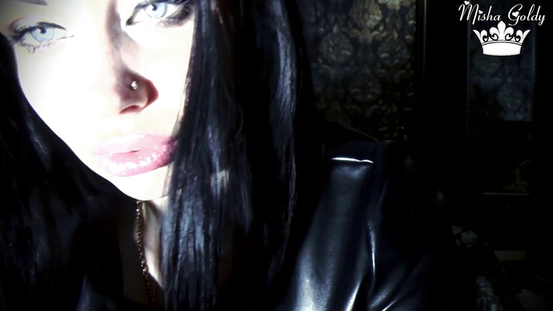 Goddess Misha Goldy: Spust w gardle seksownej czarownicy i być połknięty, Fetysz!