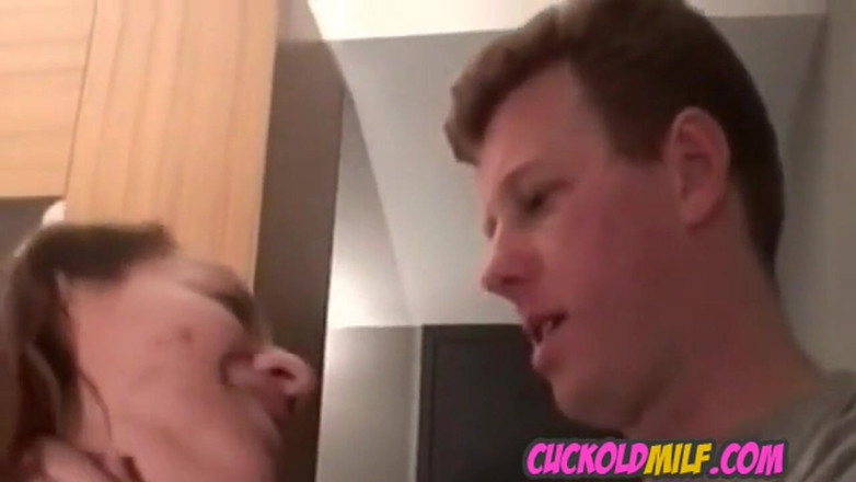 Cuckold MILF: Tante seksi dientot sama pria dominan atas ijin suami