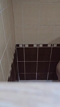 Isteri montel panas saya melancap di bilik mandi