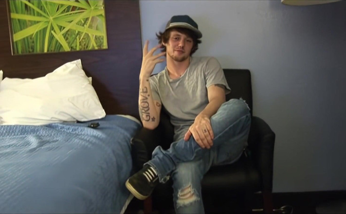 Jay's Amateur Straight Guys: Skyler s'est enfermée dans un magasin de tatouage pendant un...