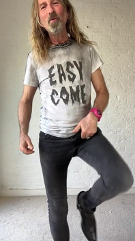 Longhairdude v hubené černé džíny, easy come, easy go