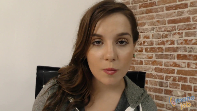 Mano Job: Chica universitaria Kasey empapada en semen después de lanzar un...