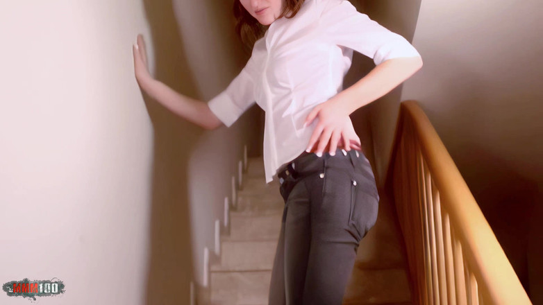 MMM100: Emy : la jolie jeune brune Emy danse et se déshabille...