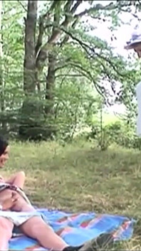 Drsná nadržená trojka sex s tlustým zadkem Puma Mladá brunetka: velký penis pro dvě děvky!!