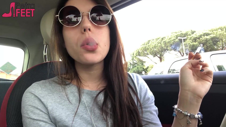 Smokin Fetish: 車の中で喫煙するペトラ