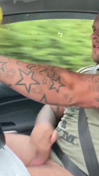 Nadržený irský tlustý pták dostane jeho ptáka ven a stříká na veřejnosti