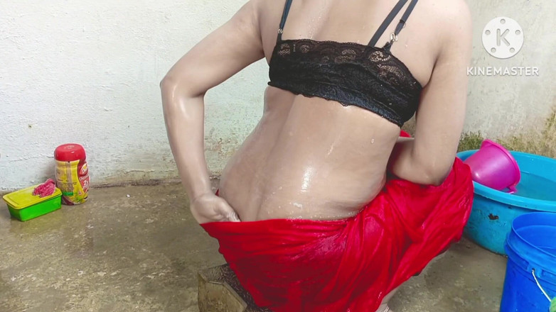 Ankurpriya000: Guardo la zia che fa il bagno