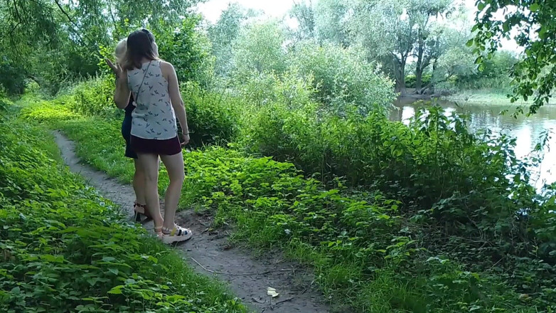 Assol: Zwei Mädchen blieben auf dem Seiten der Straße nach Pee...