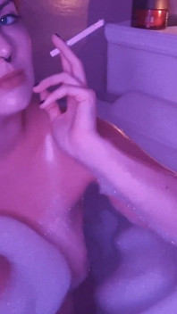 Dublă relaxare când fumezi în cadă
