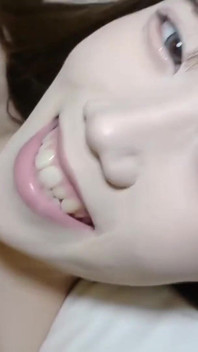 A beleza esbelta de pele justa retorna todo adulto, revelando seu charme secreto em uma fuga exclusiva