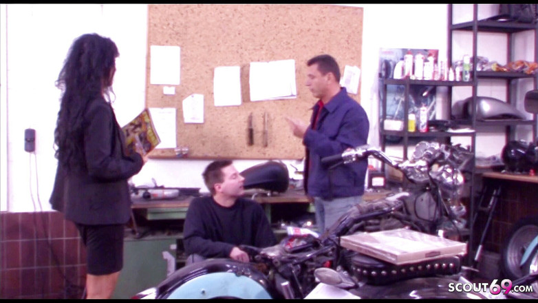 Full porn collection: जर्मन बाइक दुल्हन की वर्कशॉप में मैकेनिक ट्रेनी द्वारा चुदाई