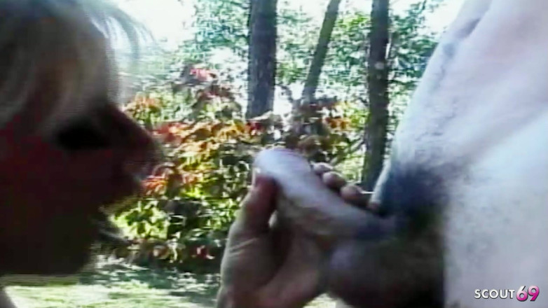 Shemale TS Collection: Blond chuda Shemale jebana ciężko analnie przez facetów na zewnątrz