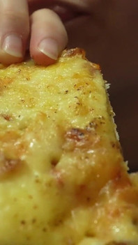 Kolacja pizzy Giantess ma dziki zwrot Mały człowiek staje się topping