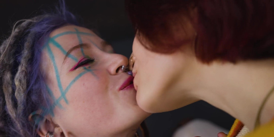Miss Flora: Yastık dövüşü ve anuskatzz ile lezbiyen eğlencesi