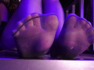 Mistress Legs: Mestra pés bonitos em meia-calça preta e toenails coloridas