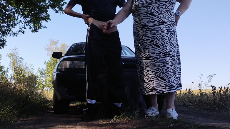 Zona901: 彼は自然の中で公の場で書き、義母を口の中で犯し、それを精液で満たしました