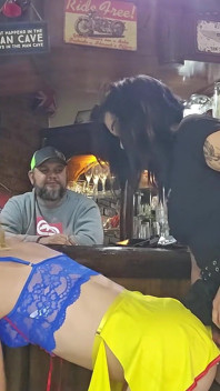 Awek berkongkek dengan dildo tanpa tali semasa kami menonton