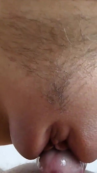 她抽插的阴户导致一个经验不足的青少年快速射精