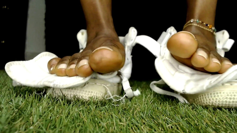 Maeling: Monsters voeten sneakers groei - de oude voetreuzes, groeifetisj, sneakers scheuren...