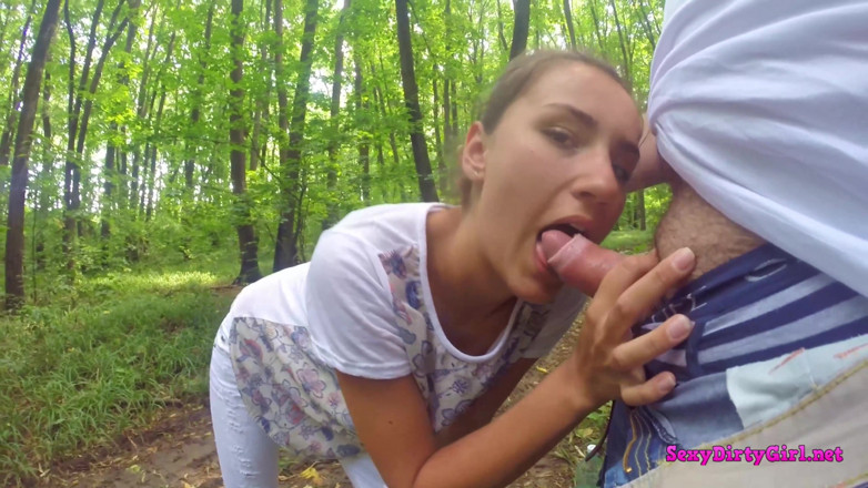Sexy Dirty Girl: Teenka kouří ptáka v lese a pak masturbuje vedle stromu