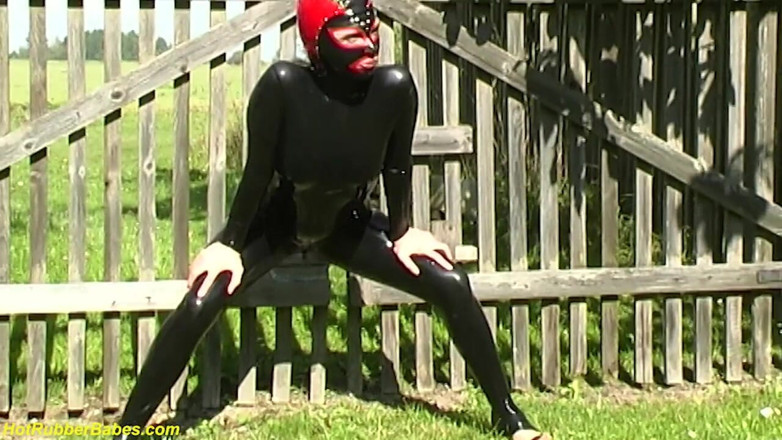 Fetish Islands: Ung flexi latex tonåring stretching utomhus