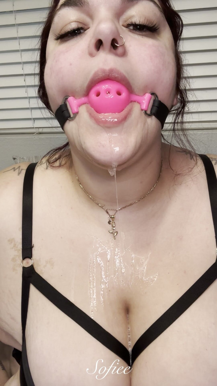 SofieeSoles: Tetas grandes, mucha diversión en solitario de saliva y una...
