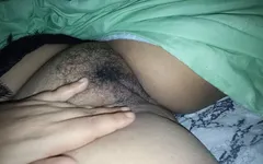 Coçando a buceta do meu vizinho quando minha esposa está em casa