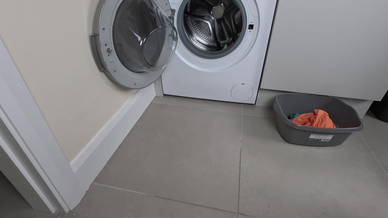 Emma Voyeur: 洗濯機に閉じ込められて、パンティの中におしっこしなきゃいけなかった