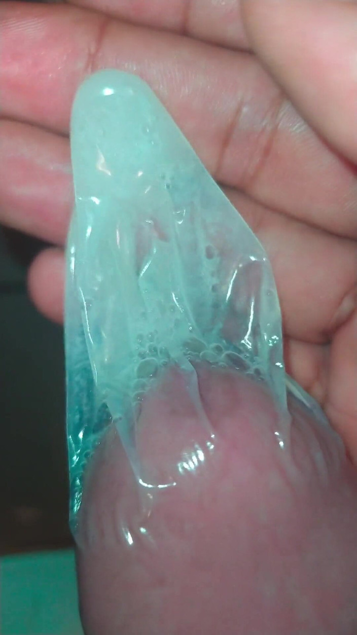 Naughty Cock: Masturbazione senza pasticci, tutto tenuto dentro il preservativo.