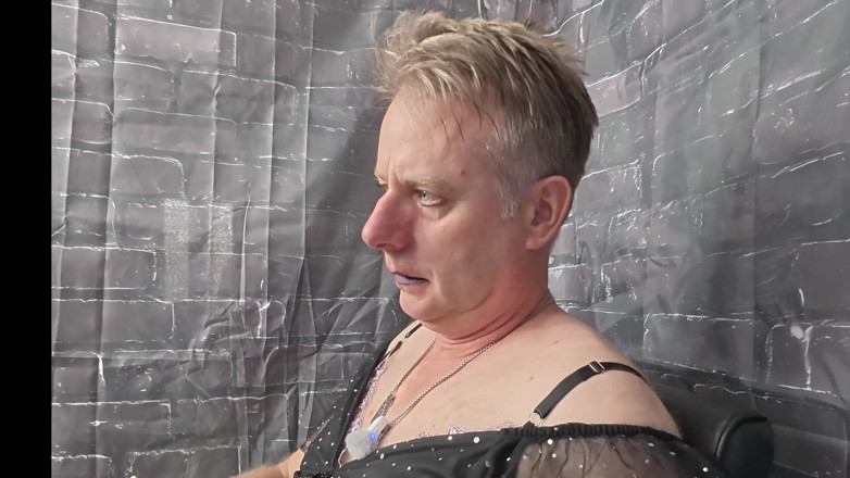 The Izars: Nucená feminizace šéfa Jades, spolu s deepthroatingem a peggingem