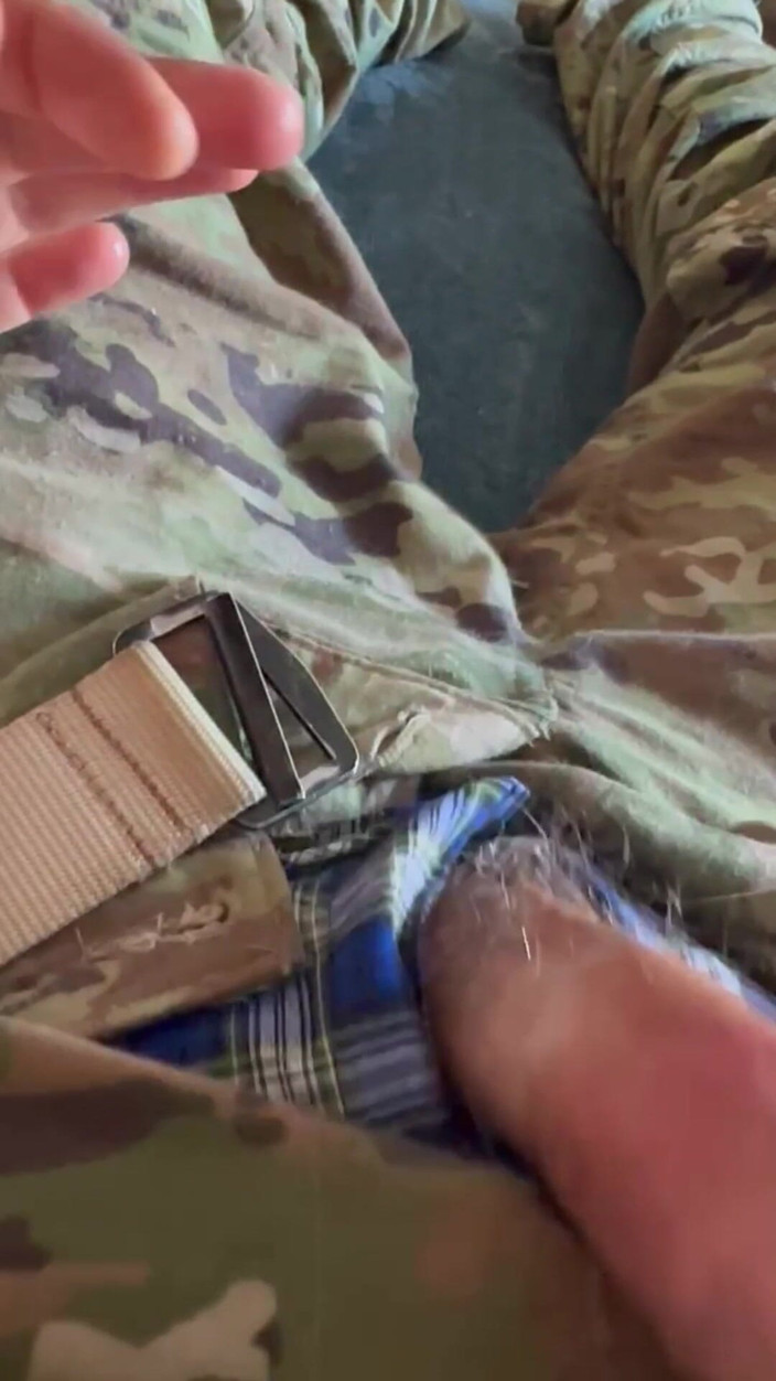 Gay Soldier Stuff: O compilație sexy cu mine masturbându-mă în Unele pantaloni scurți boxeri...