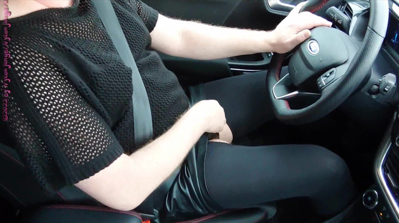 Carmen_Nylonjunge: Rempuh seksi di dalam kereta 1. Crossdresser