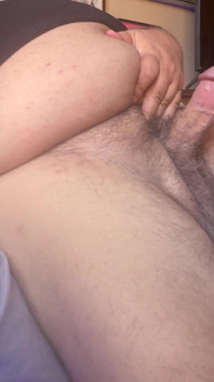 Un vieux gros homme excité jouit le plus gros ventre sans les mains