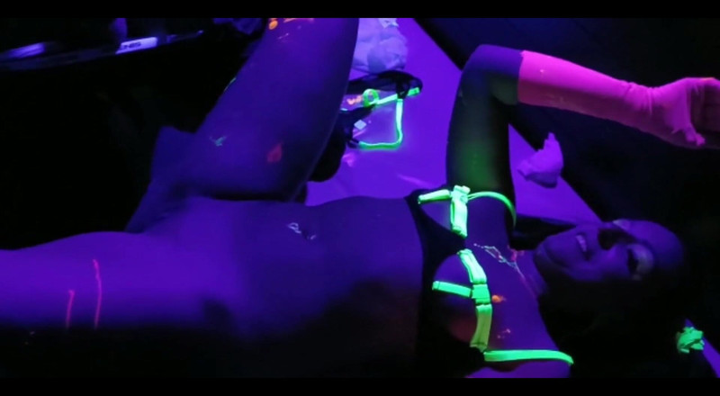 Only Maya: Fluo-party ... Er fickt mich im swingerclub