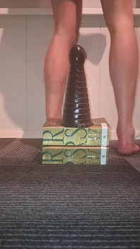 Gay Twink jedzie ogromny anal dildo pawn