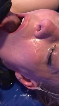 Anal, głębokie gardło i gangbang z gorącą blondynką