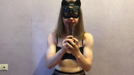 Elise Woods: Sissy Elise sitter avsugning och deepthroat