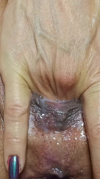 Ku en lingerie érotique, beau vagin en gros plan avec ses jouets qui l’amènent à un vrai orgasme avec squirt