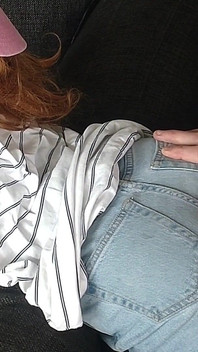 Šukání jejího malého bublinového zadku do sucha