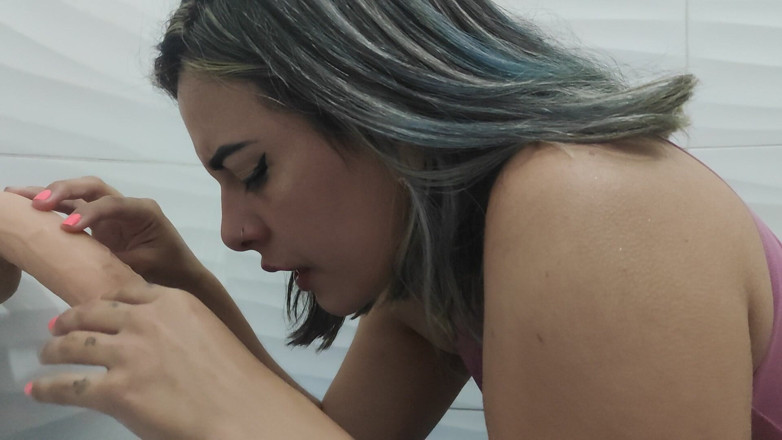 Kylei Ellish: Sucking and Deep-throating a 21cm Dildo