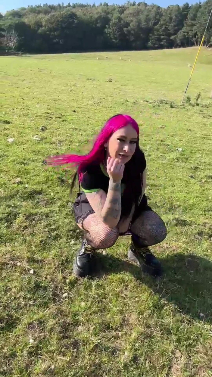 Yourfavecumslut: Dvě goths zoufale touží po čůrání