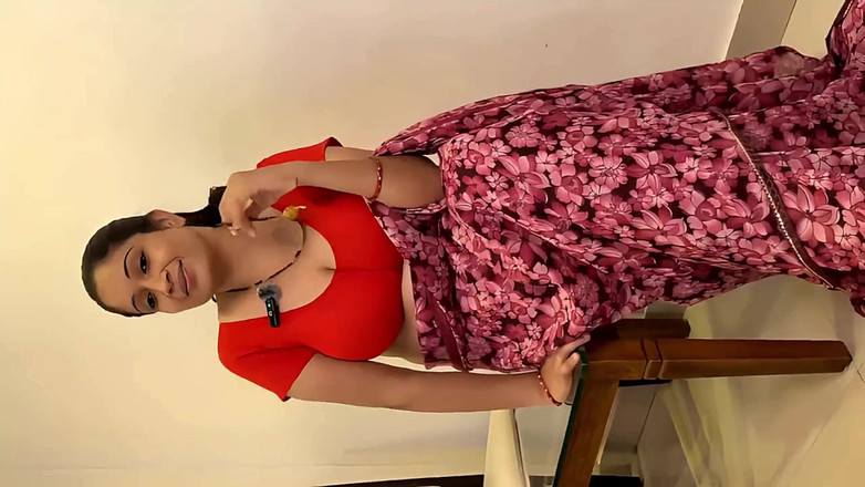 FantacyCouple: 朋友性感拥抱胸部的妻子priya bhabhi来被性交，她一个人变得无聊