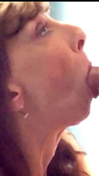 Seksi orta yaşlı seksi kadın marie yakın çekim emiyor
