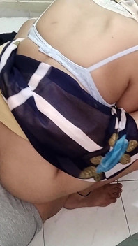 Madrasta fica presa debaixo da cama, enteado acidentalmente vendo sua bunda grande, fode ela