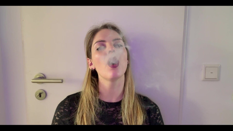 Naughty Natascha: 흑인 레이스의 흡연 클로즈업