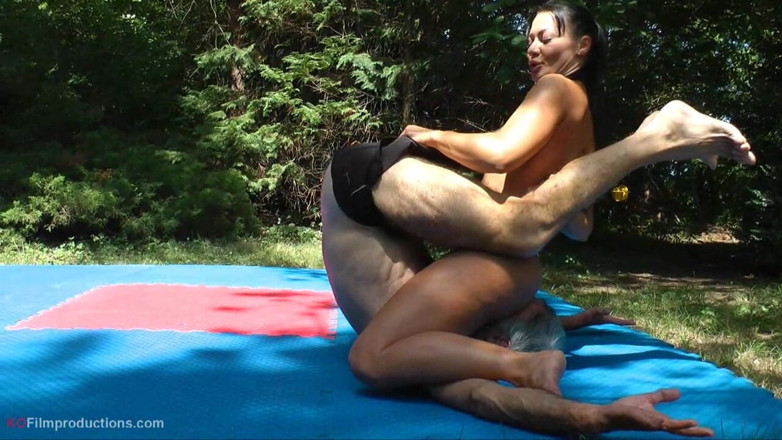 European Erotic Mixed Wrestling Club: Sandraromain-jean wrestling im freien