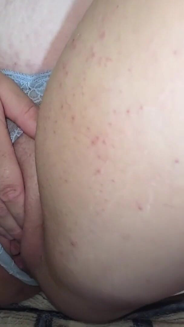 Mama_Foxx94: Bomba en azul: sexy milf se desnuda, se masturba y...
