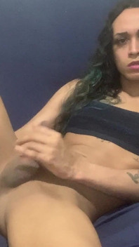 Trans Masturbates and Shows Her Ass