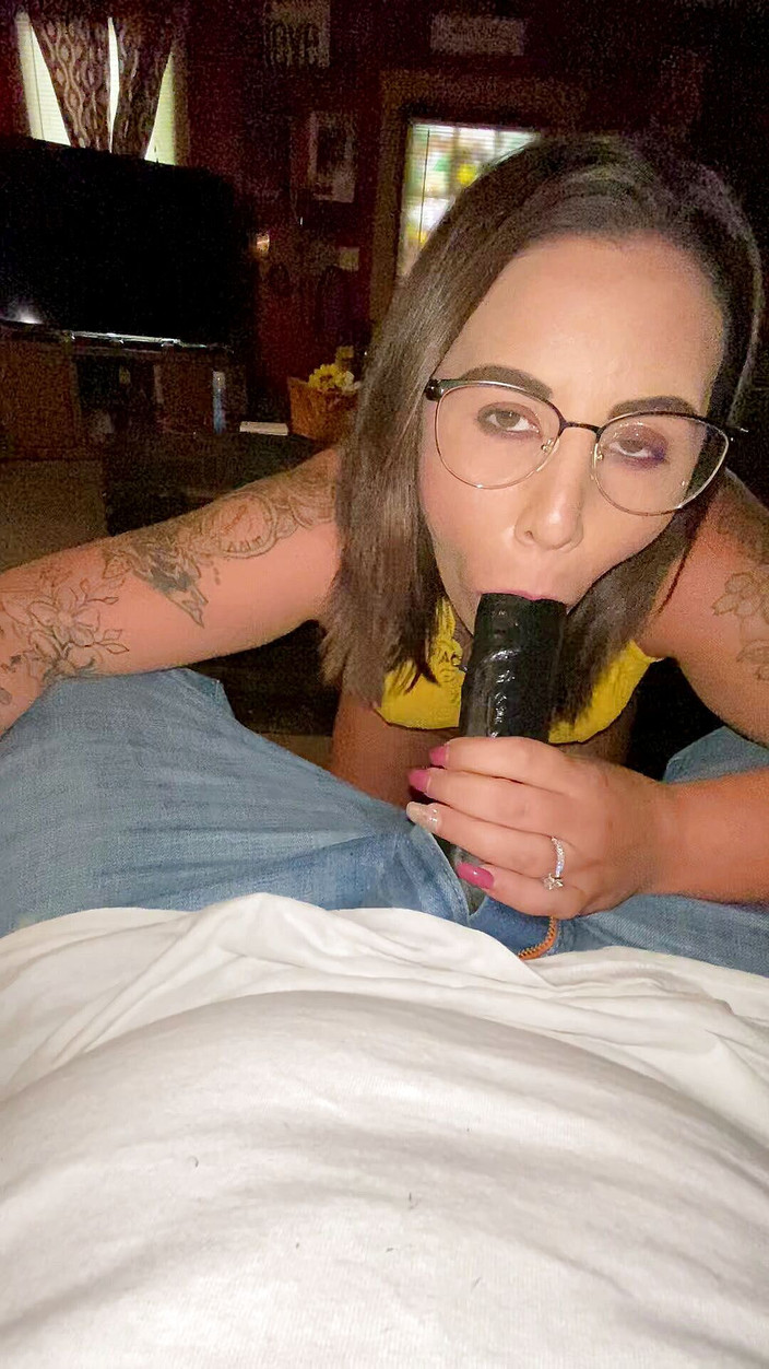 MzKiTTy91: Pawg milf wife sucking 10 inch bbc