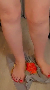 Des mandarines fondent sous mes pieds, un bordel sensuel jusqu’à la dernière goutte